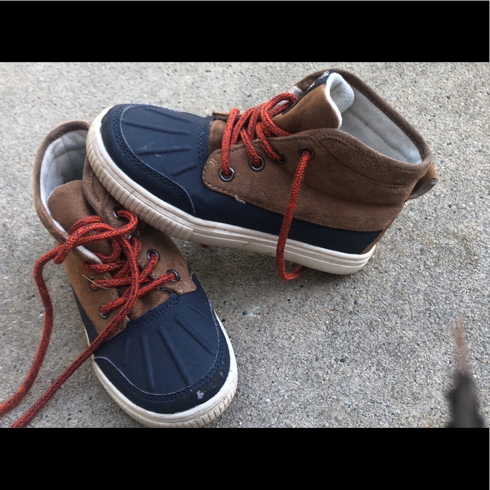 OshKosh size 11 boots in good condition